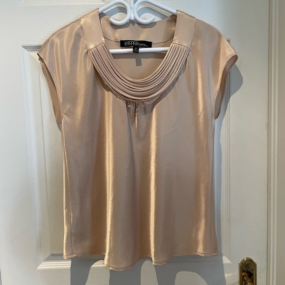 Beautiful gold top - Picture 1 of 4